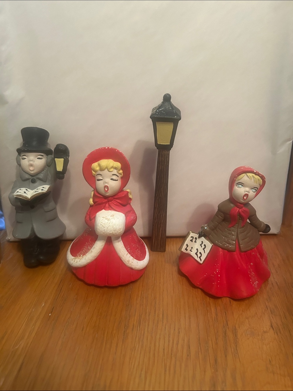 Vtg Style 1963 Holland Mold Red Caroler Figurine Set w/Lamppost - Home Accents